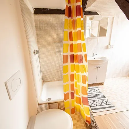 شقة Attic 3 Bedrooms With 2 Bathrooms *