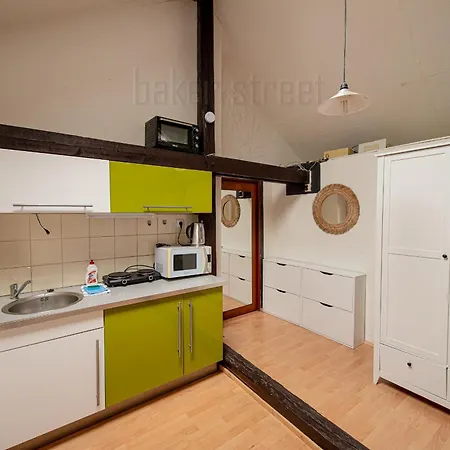 Attic 3 Bedrooms With 2 Bathrooms *