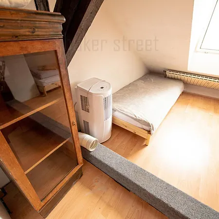 Attic 3 Bedrooms With 2 Bathrooms Apartment