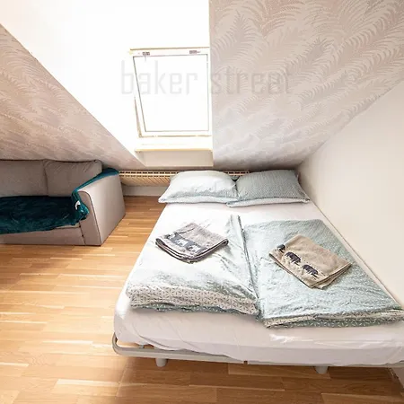Attic 3 Bedrooms With 2 Bathrooms Apartment