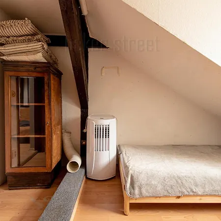 Attic 3 Bedrooms With 2 Bathrooms