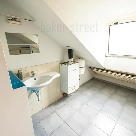 Attic 3 Bedrooms With 2 Bathrooms *